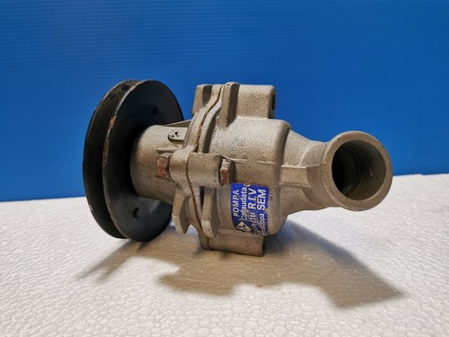 Pompe eau auto époque - À,